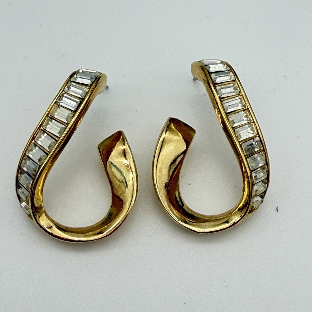 SWAN SIGNED SWAROVSKI CRYSTAL BAGUETTE RIBBON SWIRL‎ GOLD-TONE PIERCED EARRINGS